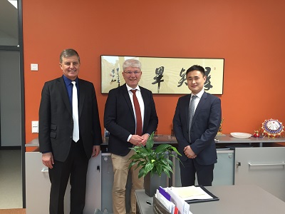Das Foto zeigt die Direktoren Scheuermann (M.) und Xu (re.) im Büro des KRS-Schulleiters, li. MDgt. a.D. Dr. Michael Borchmann