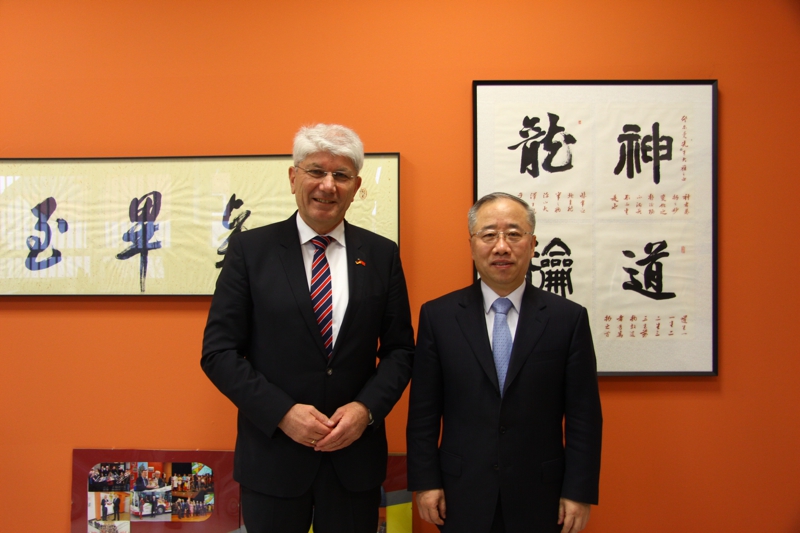 KRS-Direktor Jürgen Scheuermann und der Generalkonsul der Volksrepublik China Liang Jianquan
